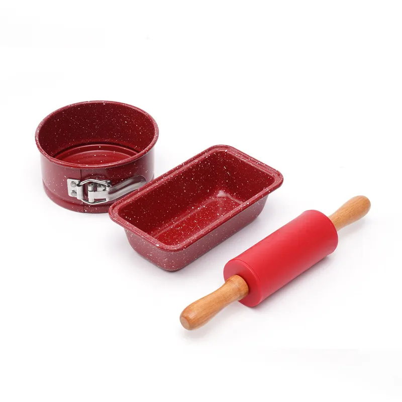 juego para hornear de 3 con un molde desmontable con motas rojas, un molde para pan con motas rojas y un rodillo de silicona