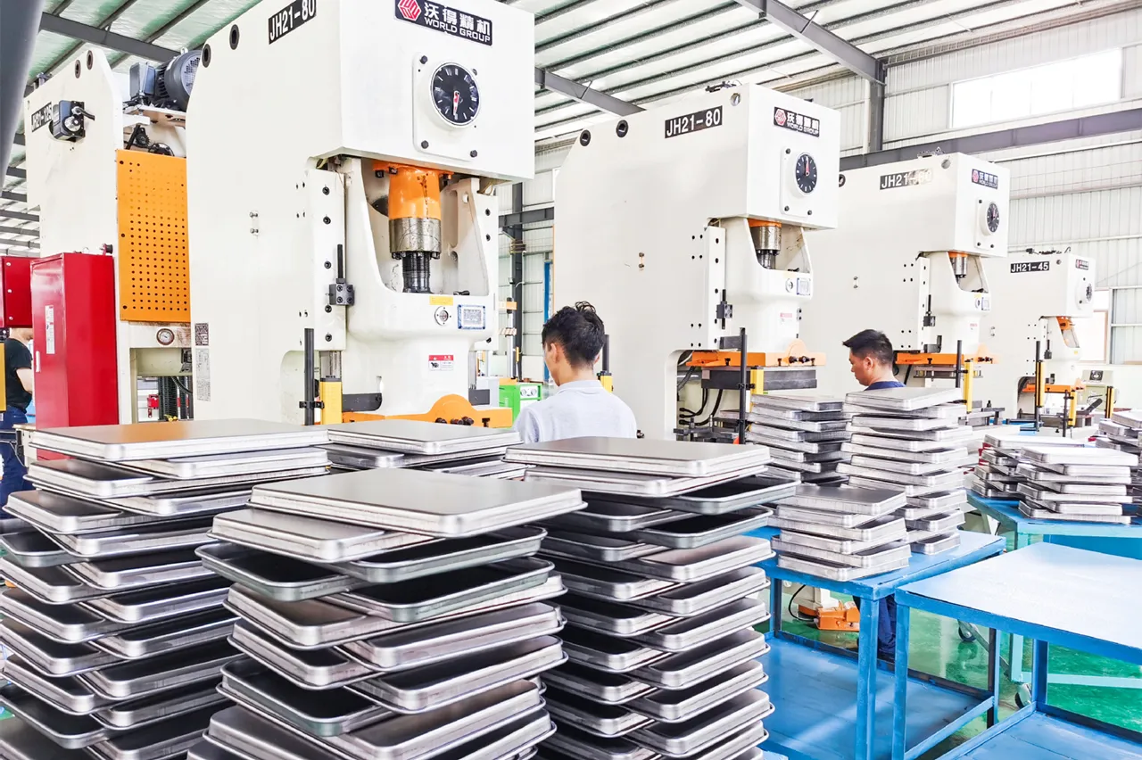 Trabalhadores de fábrica de panificação na China estão produzindo assadeiras