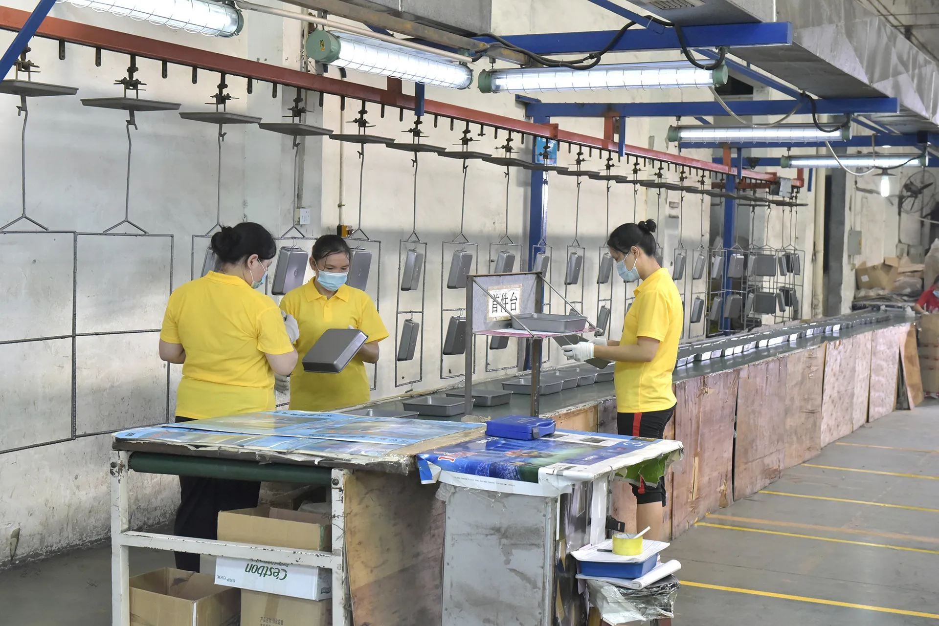 Ligne d'inspection d'usine d'ustensiles de cuisson en Chine après revêtement antiadhésif